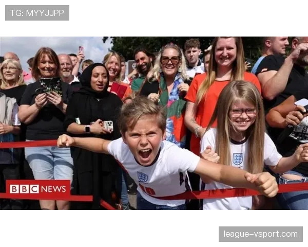 何冰娇训练结束戴着平价手表路边吃冰棍，赛场上的冷面女王下了场竟然这么接地气