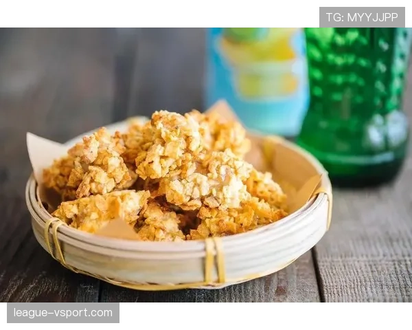 扬尼斯训练完直接啃鸡胸肉，这自律看得我手里的薯片都不香了