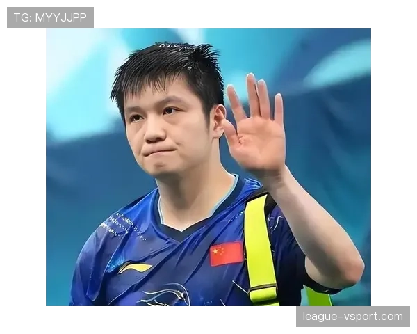 樊振东训练完随手啃个馒头，这自律程度真绷不住了